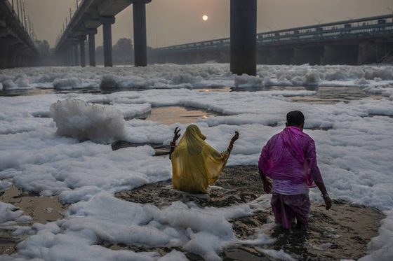 印度恒河支流亚穆纳河出现白色泡泡状的污染物，仍有民众至恒河边沐浴祷告。