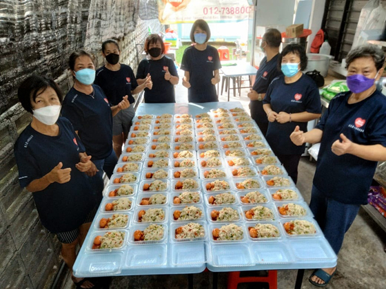 基金会每逢星期日义煮素食爱心午餐,供斋供养麻坡县内的3家老人院。