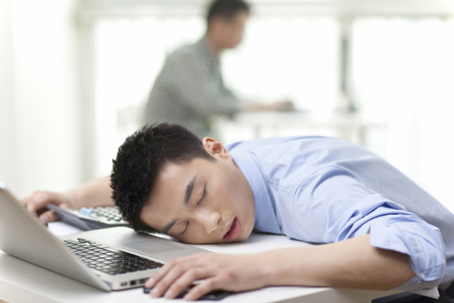 工作时常熬夜，会影响身体免疫力降低，造成容易生病。