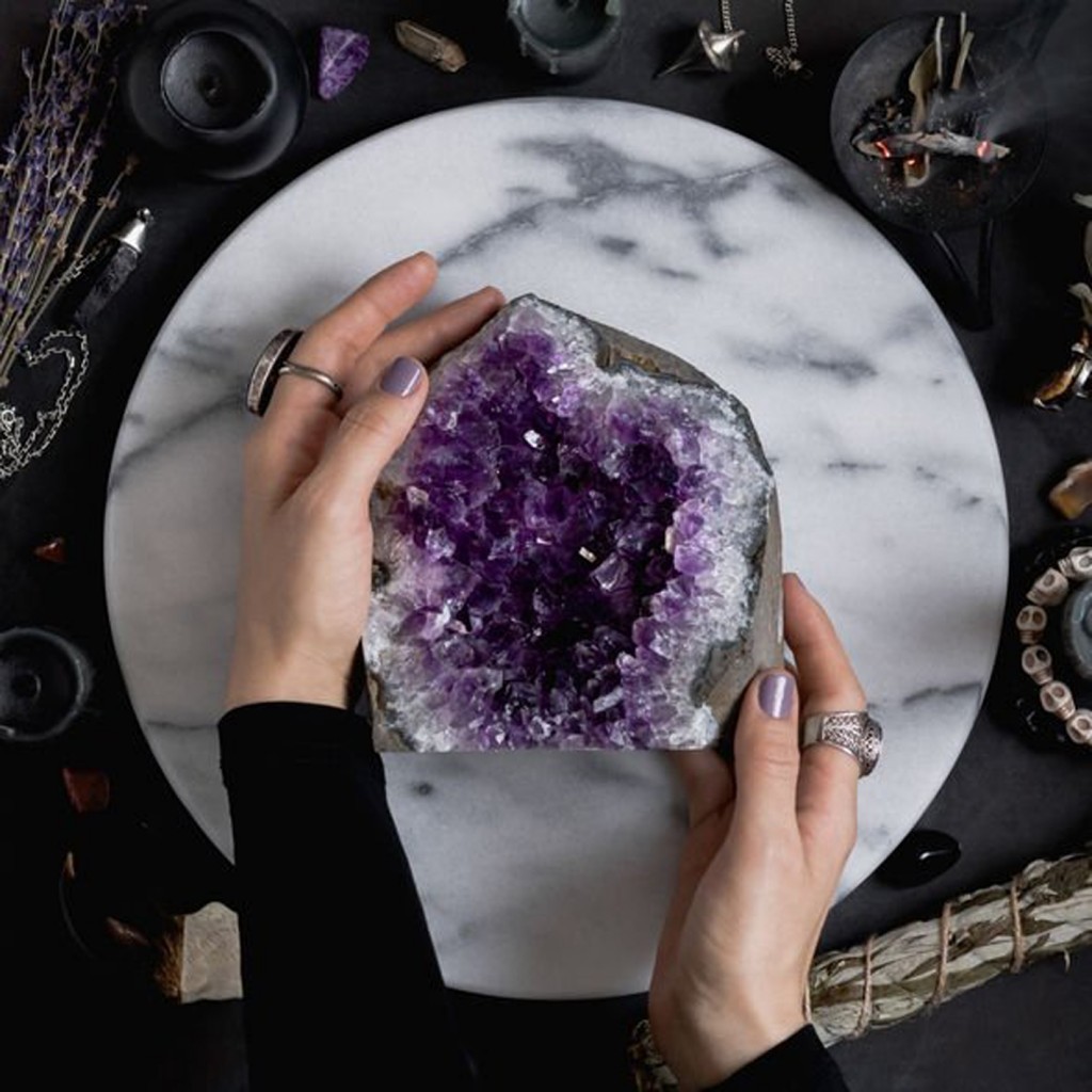 紫水晶是二月出生的幸运诞生石，并代表善良、忠心、坚毅、真诚的特性。