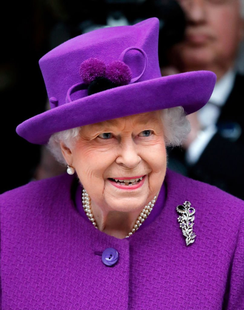 紫色因为典雅和高贵深受欧洲王室喜爱，英女王常常佩戴的这枚胸针就是紫水晶胸针。