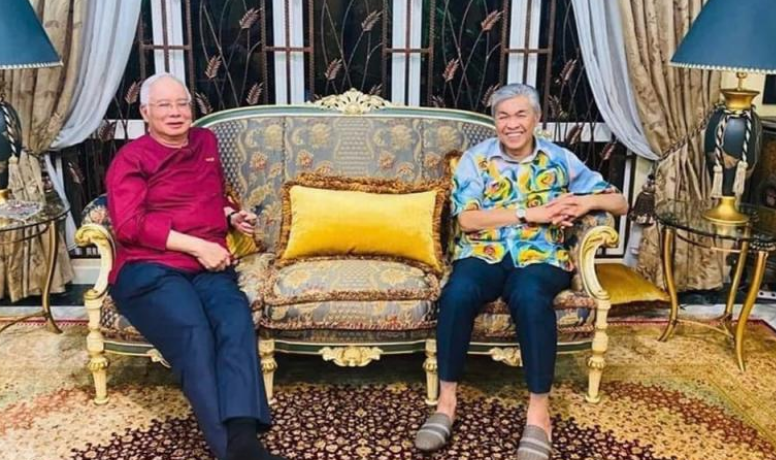 巫统主导的国阵在马六甲州选举取得大胜强势回归,前首相纳吉与巫统主席阿末扎希笑得合不拢嘴。