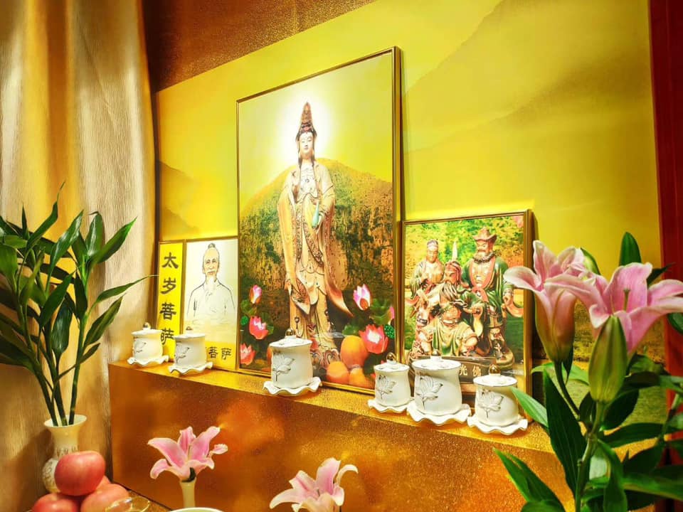 卢台长自称能跟观世音菩萨通灵,能跟观世音菩萨对话,能请观世音菩萨下来为大众消灾。