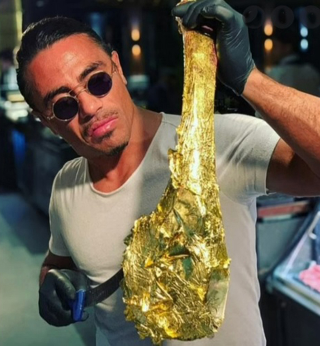 土耳其当红厨师“撒盐哥”最著名的是其24K黄金牛排。