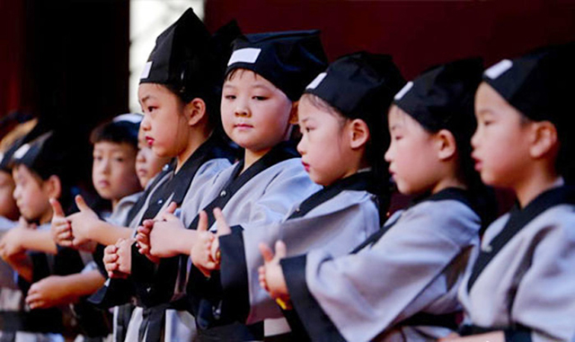 古人送小孩去学校前,有很多礼仪要遵守。