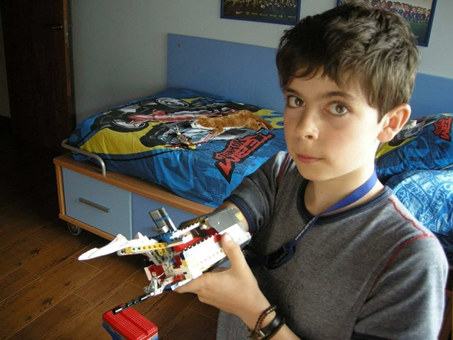 David 9岁就开始为自己设计LEGO手臂。