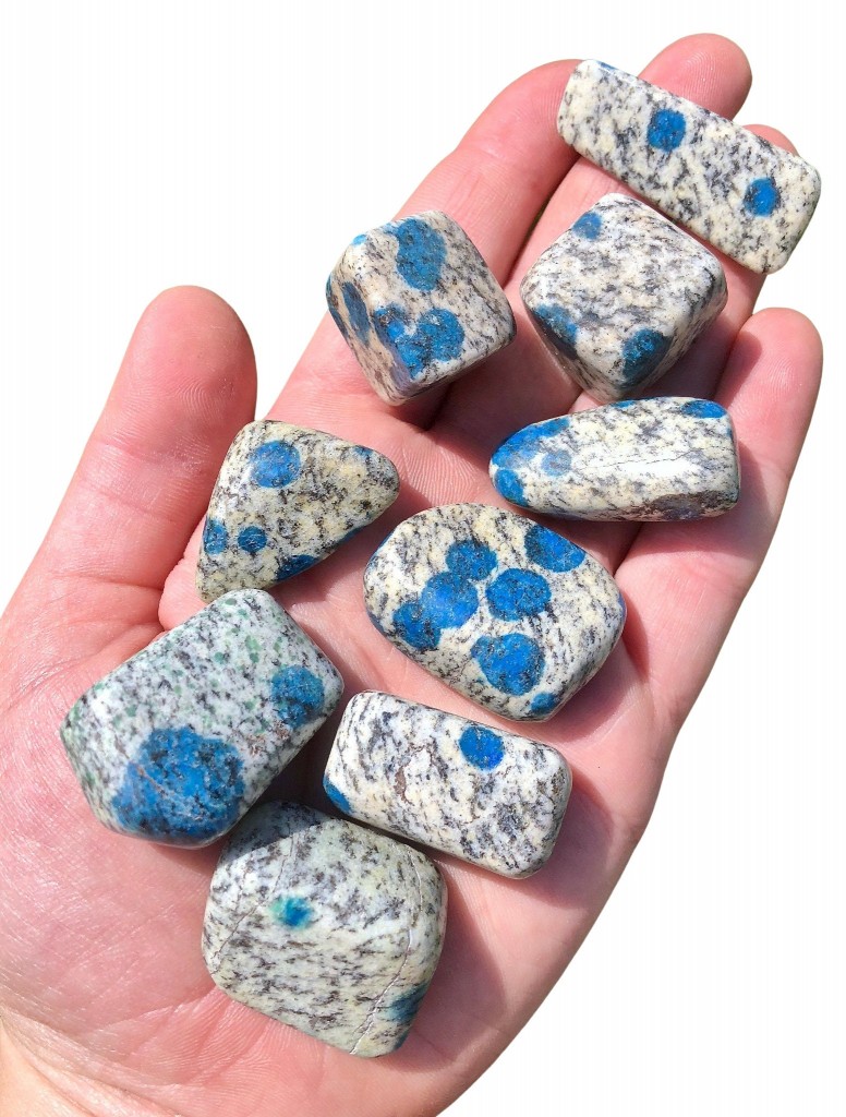 K2 Blue是二长花岗片麻岩中的局部区域含有微米级的蓝铜矿和钠长石共生。