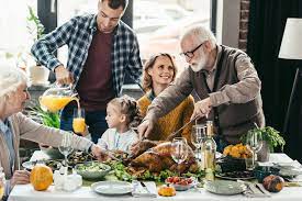 每年这个时候，美国人都习惯和自己的家人、挚友欢聚一堂，共同庆祝感恩节。