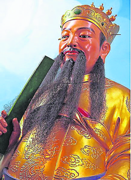 传说秦广王是一位刚正不阿的中年男子,祂身上带着一块黑色的玄铁令牌,上面刻着一个大大的“皇”字,在人界只要轻轻敲击三下令牌上的“皇”字,便会有鬼差出现。