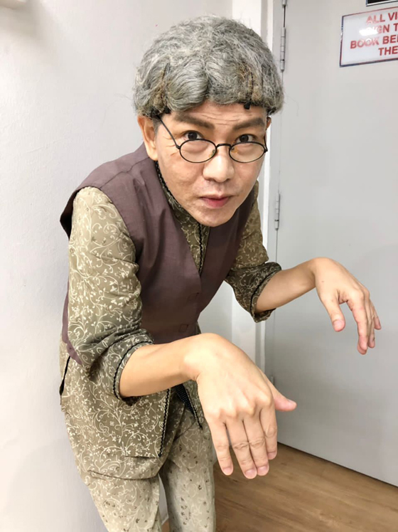 锺伟在10多年前就创造“锺婆婆”，如今在镜头前再次以这个形象示人，扮演上可谓驾轻就熟。