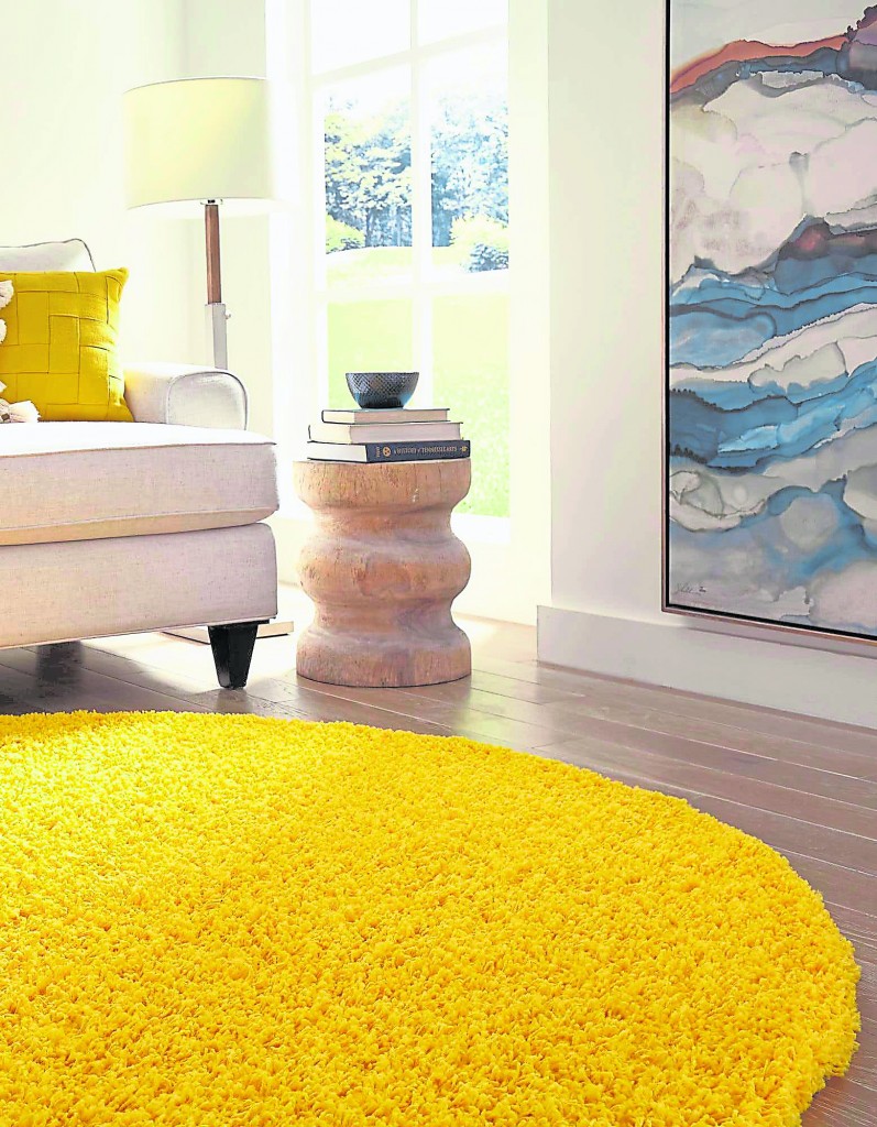 在家适合的方向铺黄色地毯，可带来财运。