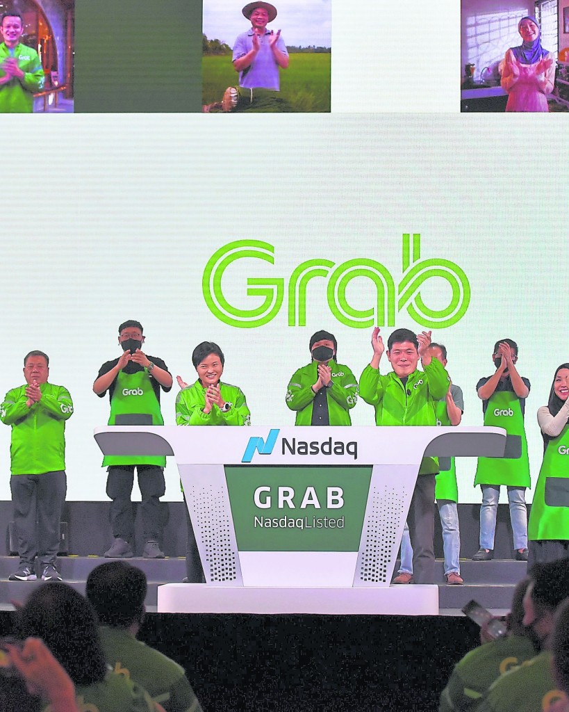 Grab公司首席执行官陈炳耀联合创始人陈慧玲，在新加坡敲响纳斯达克开盘钟，这也是纳斯达克敲钟仪式首次在东南亚举行。
