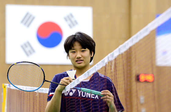 19岁的安洗莹是目前韩国国家羽毛球队中最年轻的国手，更被称作“天才少女”。