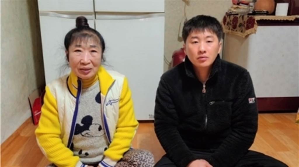 突然在直播中公开其实妻子的真实年龄是73岁,并向大家道歉!