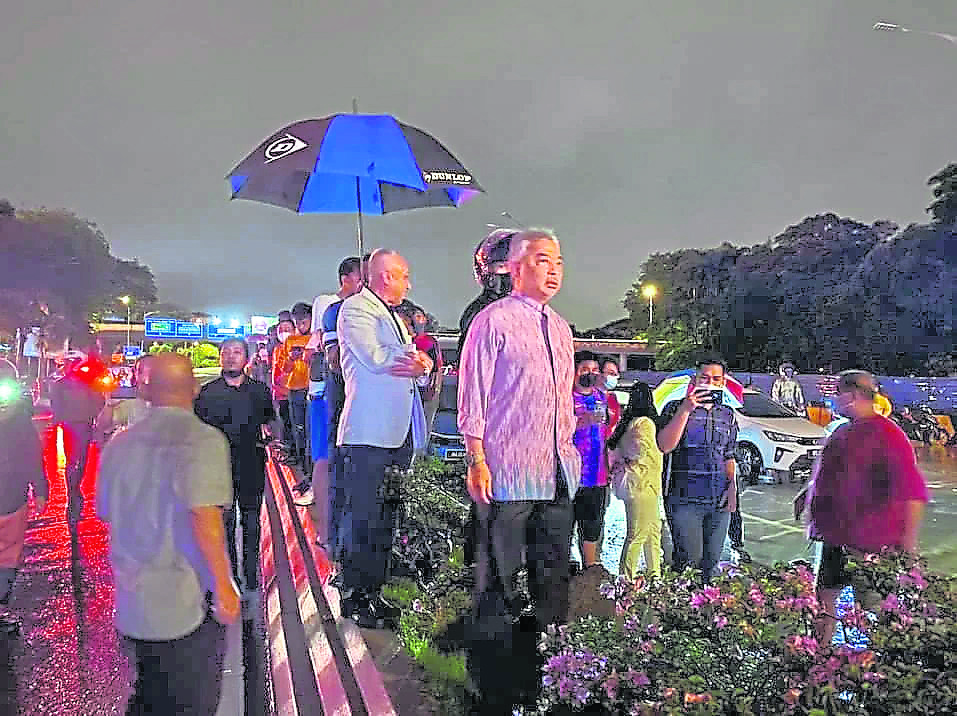 因暴雨来袭导致雪隆多个地区发生闪电水灾，国家元首苏丹阿都拉深夜亲临吉隆坡灾区，亲自视察灾情。