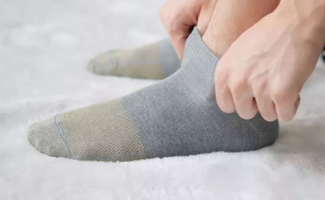 购买袜子时，要选择透气及吸汗的材质。