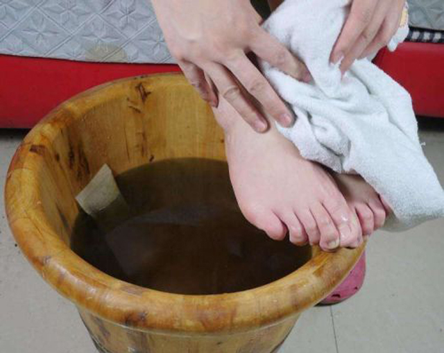 每天用热水仔细洗脚，避免病菌繁殖。 