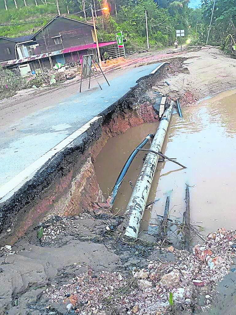 文达新村因水灾路面出现崩塌。