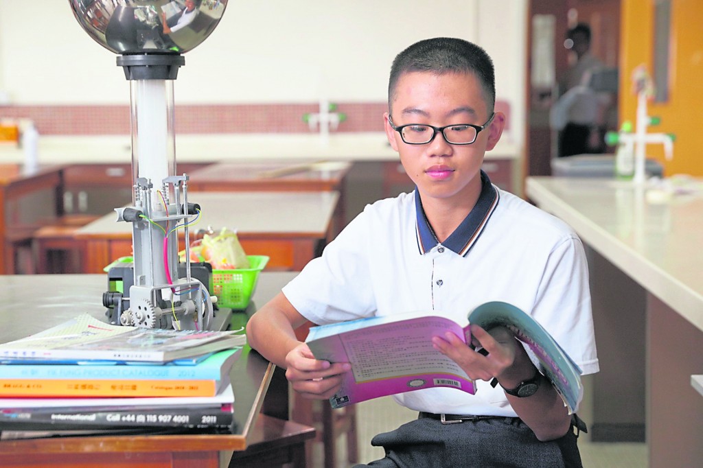徐文鸿13岁就跳级考上香港科技大学工程系。 
