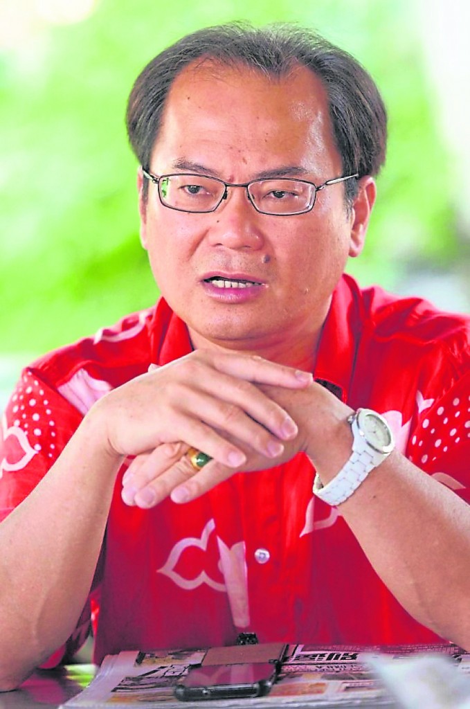 刘天球是少数对党敢怒敢言的议员。 