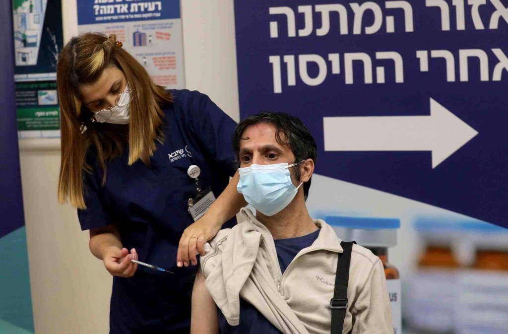 以色列自今年3日开始为60岁以上人群和医务人员接种第四剂新冠疫苗，即第二剂加强针。接种者须完成第一剂加强针接种至少4个月。