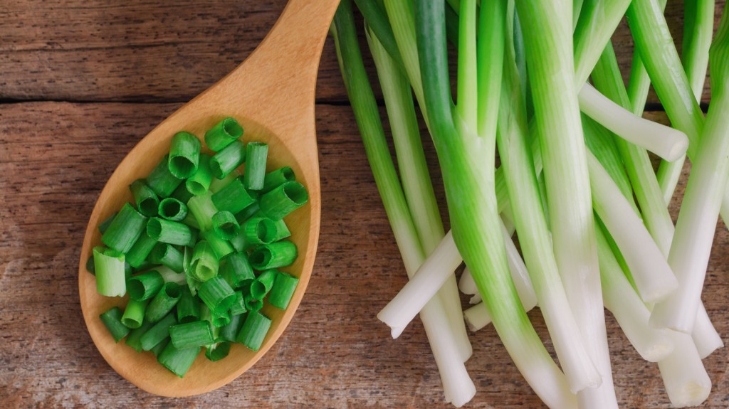 Close,Up,Chopped,Fresh,Spring,Onion,On,Rustic,Wood,Table