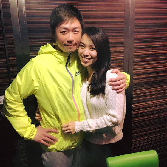 由于精通中英粤,Eva在友人牵引下顺理成章在香港担任主持人,同时也认识许多资深香港艺人,当中包括李思捷。