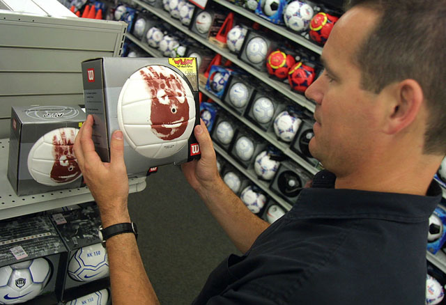 《劫后余生》上映后，与电影中同款的Wilson排球，一度在美国超市热卖。