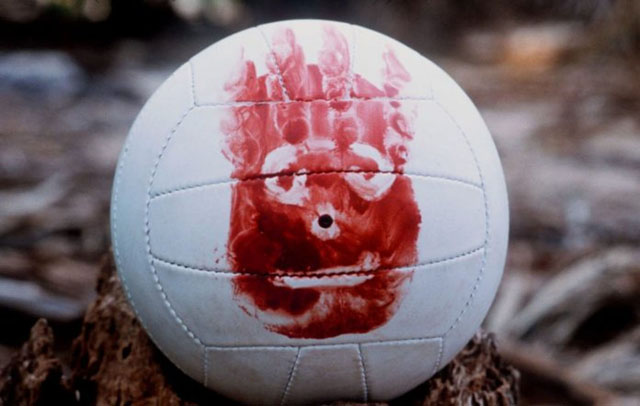 《劫后余生》电影中与主角Chuck出生入死的Wilson排球，最初十分“白净”。