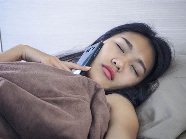 “挂睡”指的是双方睡觉时保持通话状态，是在网路与智慧型手机普及后，逐渐兴起的社交方式。