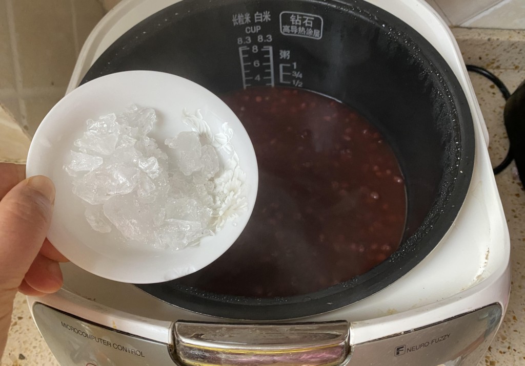 等到红豆汤煮好后，才放糖调味。