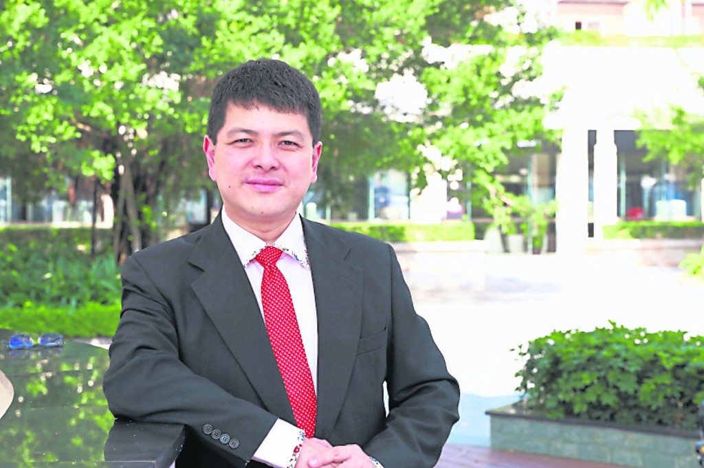 胡逸山博士16岁进入美国加州大学,八年内考获三个学士、两个硕士及一个博士学位,称号亦由“神童”进阶为“神童学者”、“猛人讲师”。