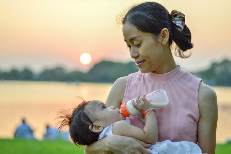 人乳是人类生命之源,根据婴儿的需要产生,是一种营养价值丰富、纯天然、利于健康的婴儿食品。