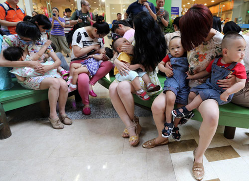 中国陆续开设多家“母乳库”,透过志愿者“爱心妈妈”捐赠的方式,储存母乳分配给需要的婴儿。