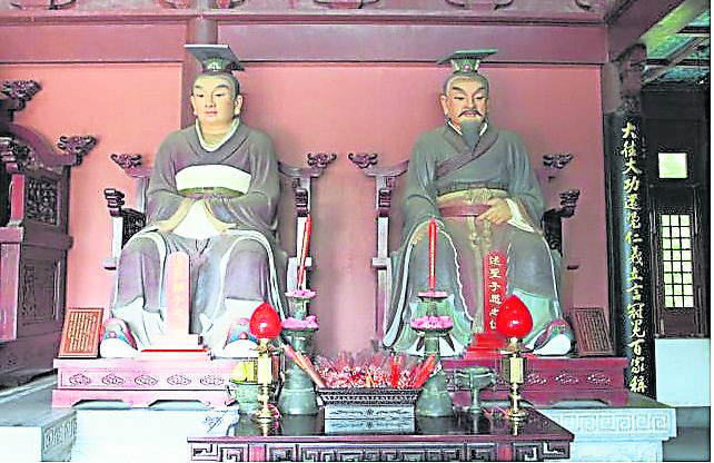 左为复圣颜回,他是孔子最得意的门生。