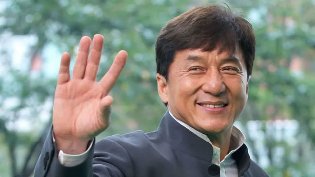 原名房仕龙,后经过多次改名,演艺路仍不顺,直至改为“成龙”后,终一帆风顺,成为国际巨星,可见改名对后天运势多重要。