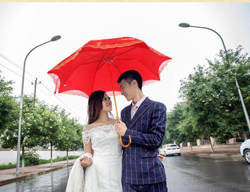 红伞有开枝散叶的寓意,是期盼新婚夫妇多生子女的意思。
