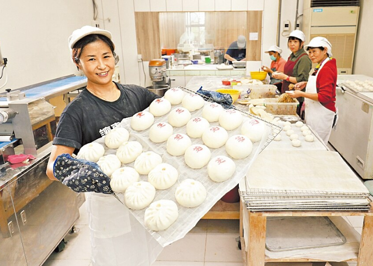 尽管要独力抚养四个小孩与偿还剩余房贷,陈雪如也甘之若饴,无怨无悔。