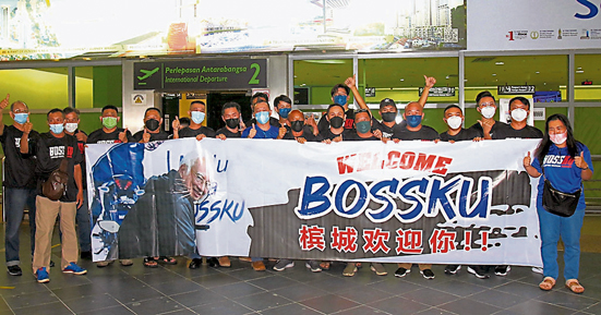 纳吉在网上刮起一阵“BossKu”旋风,以“有什么好羞”形象也吸引了一批支持者。