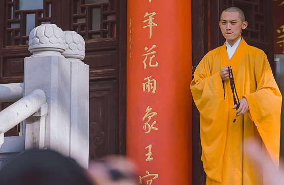 江苏南京灵谷寺的“持善法师”因为长得太帅而爆红。