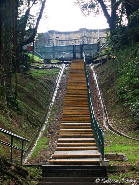 陡峭的阶梯，上方是蓄水池。