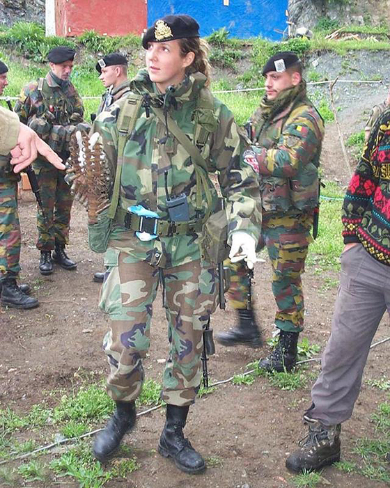 泰西曾参与联合国派往科索沃的维和行动，是卢森堡维和部队中唯一的女兵。