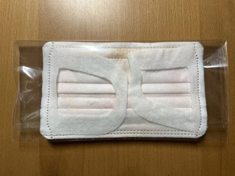 日本有年轻女子在网上出售使用过的“原味口罩”给特殊癖好者，以赚取外快。