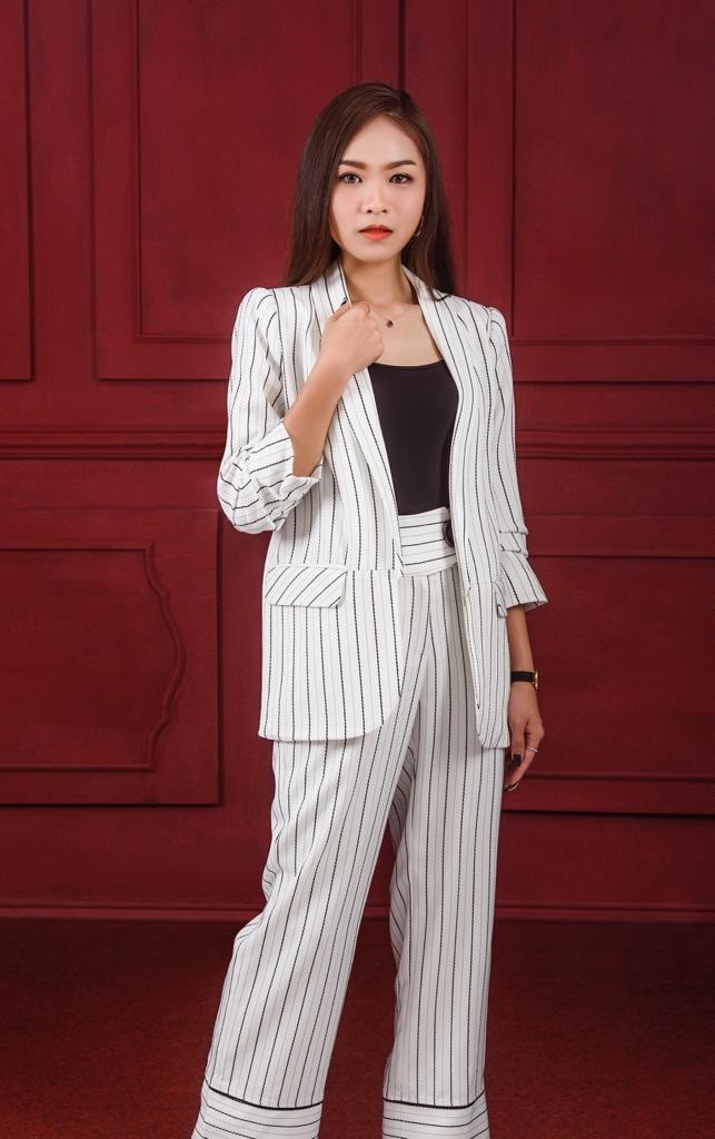 “天天花”创办人Candice表示,每天都有专人帮信徒念经、上香、点灯祈福,初一十五则以鲜花和水果等供品佛。