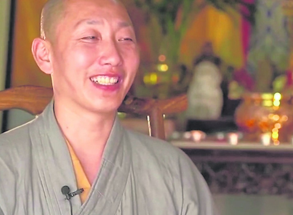 经历了2次失败的婚姻,他安顿好女儿放下了一切,去了南通普贤寺出家,法号“道禄”。