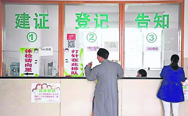 身为一个和尚,道禄自称比女人更熟悉生孩子,他知道怎样快速地给产妇办住院,知道产妇顺产时要随时补充体力。