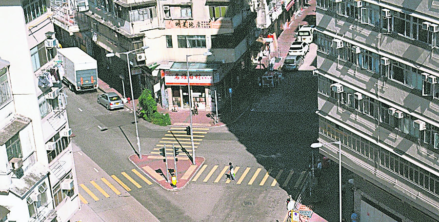 如果大门对路灯,可以将大门更改位置,使得电线杆不与大门对冲,自然就没有不良影响。