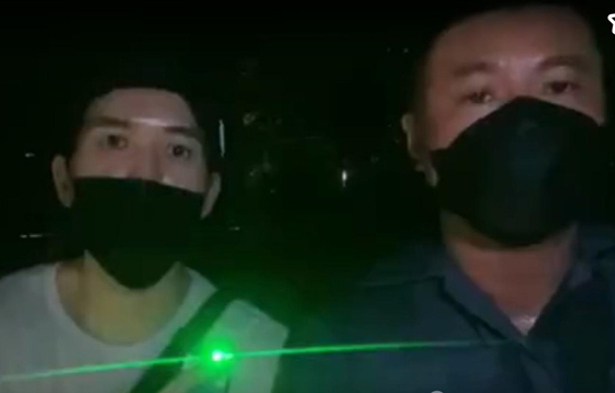 阿浩带着嘉宾邱鏻葰(右)和“蒙面守护者”阿马夜游肯特岗公园,一路上可说是有惊无险。