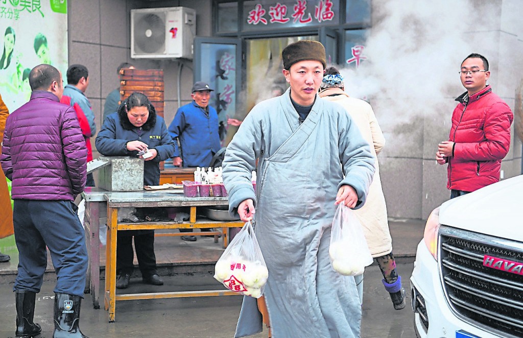 不顾别人异样的眼神,穿梭在商场里,买纸尿裤、买奶嘴、玩具、衣服,在市井间买菜。