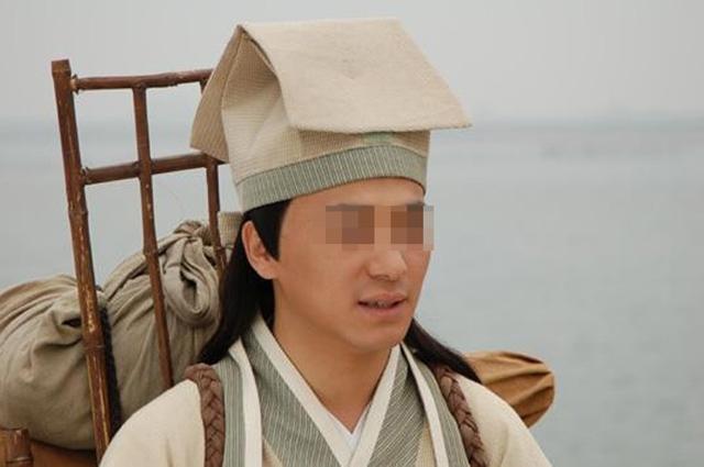 小林做咨询时,看到自己是古代府里的大小姐,还有一位她深爱的书生,却在父亲作梗下,以为书生违背誓言,导致她出嫁前病逝。